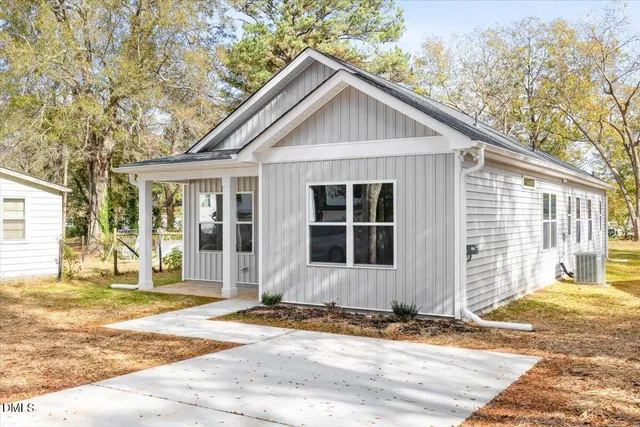 a picture of a bathroom