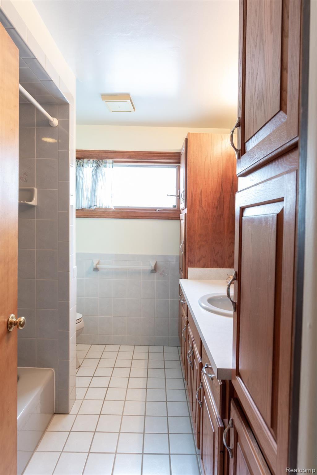 266 South Rochester Road Oakland, MI 48363 - Photo 14 of 30 S Rochester_16695.jpg