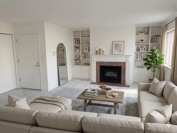 $2,150 | 600 Eastview Court, Unit X1, Schaumburg, IL 60194