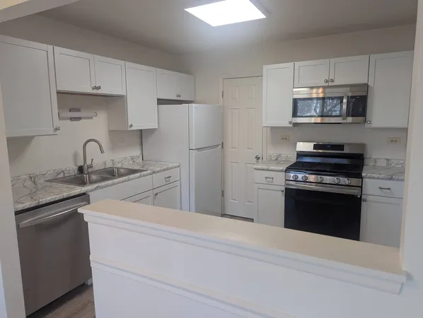 $2,150 | 600 Eastview Court, Unit X1, Schaumburg, IL 60194