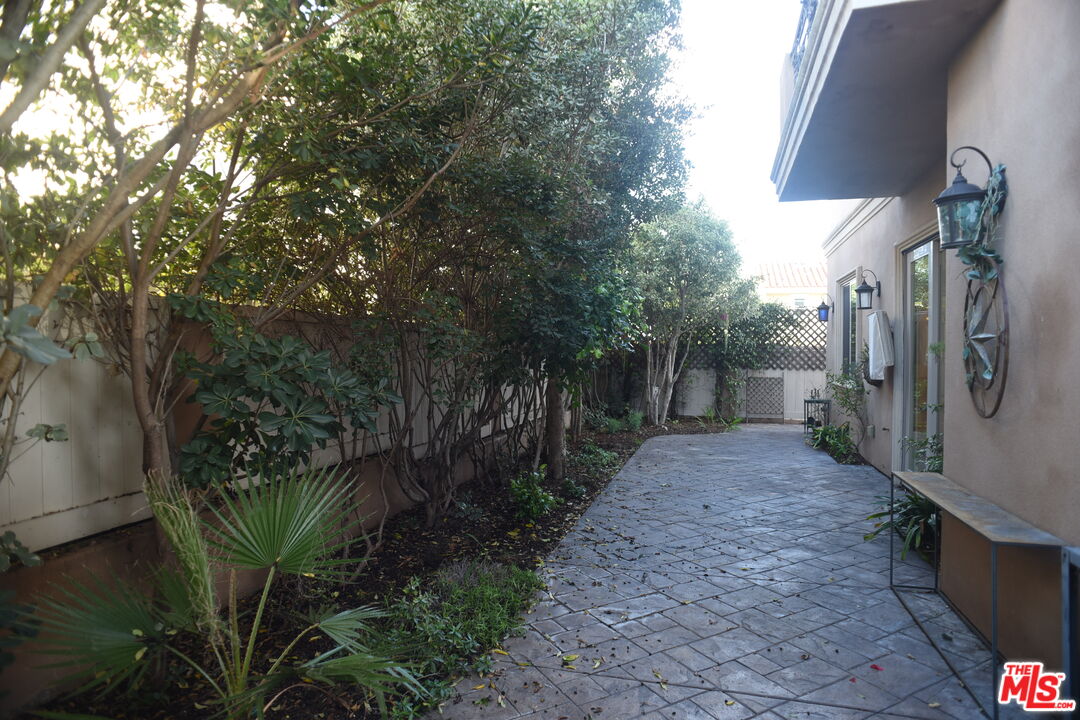 2005 Robinson Street, Unit B Redondo Beach, CA 90278 - Photo 24 of 29