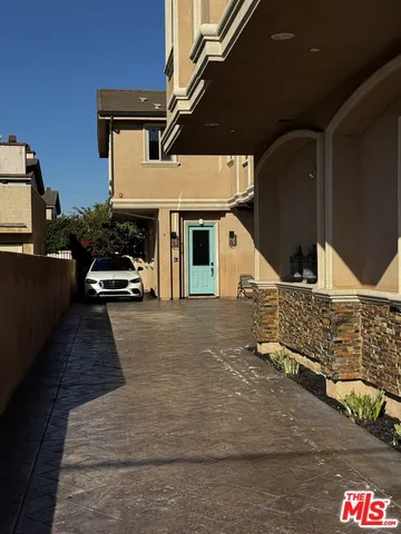 $6,950 | 2005 Robinson Street, Unit B, Redondo Beach, CA 90278