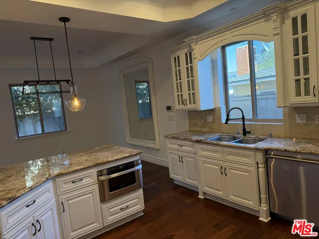 $6,950 | 2005 Robinson Street, Unit B, Redondo Beach, CA 90278