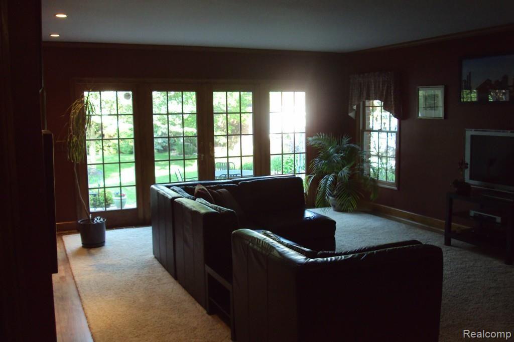 894 Westchester Road Grosse Pointe, MI 48230 - Photo 8 of 22 847 8.jpg