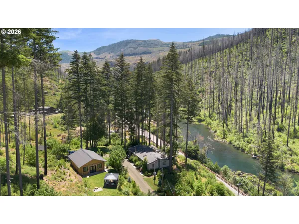 a view of a back yard