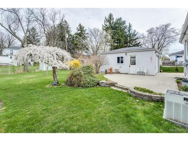 117 Exmoor Road Waterford, MI 48328 - Photo 6 of 32 50130537-96fc8e28-3fa3-4c7c-9f43-51f018cb5dbb.JPG