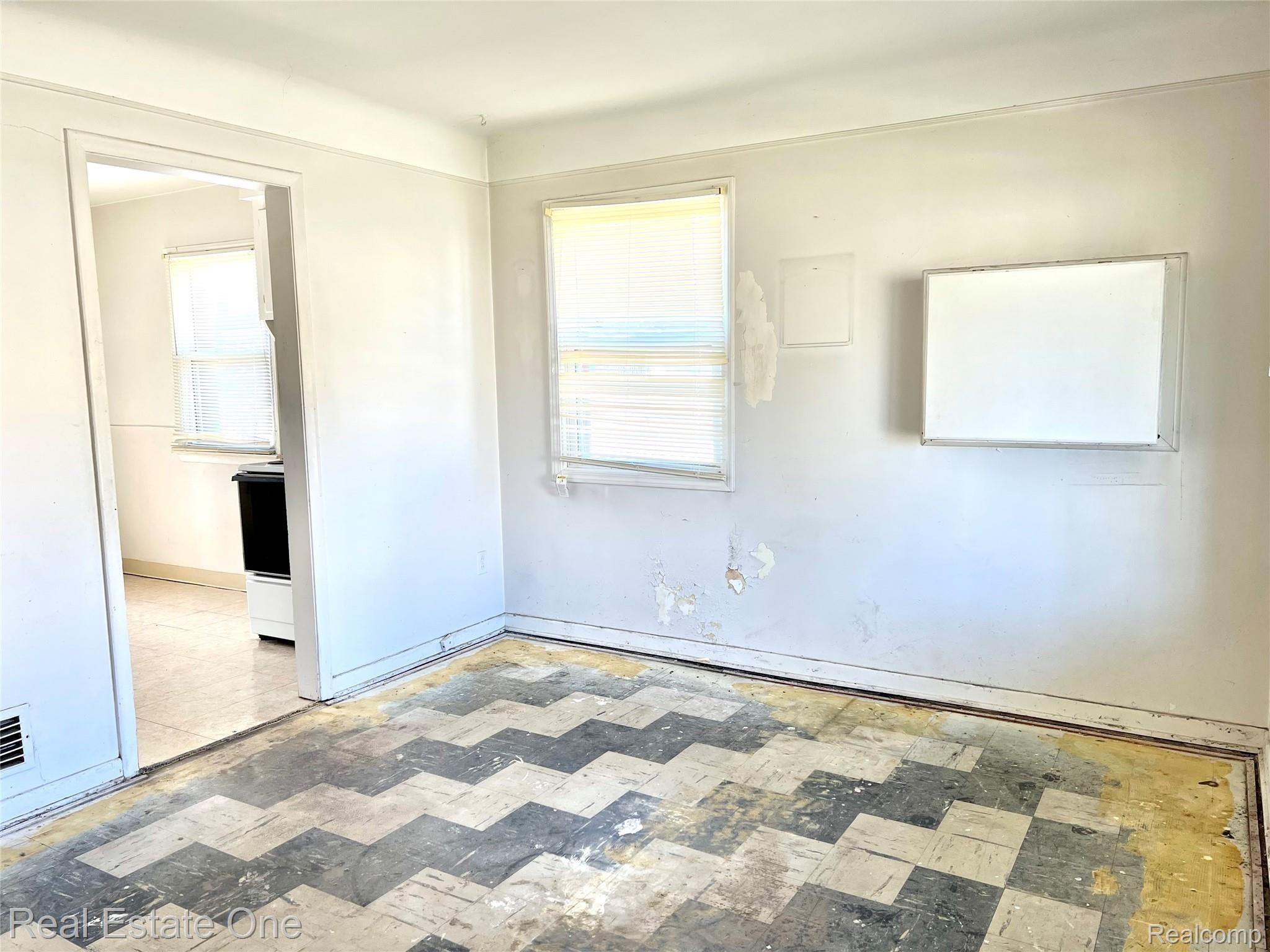 2825 Normandy Road Royal Oak, MI 48073 - Photo 7 of 18 IMG_3777.jpg