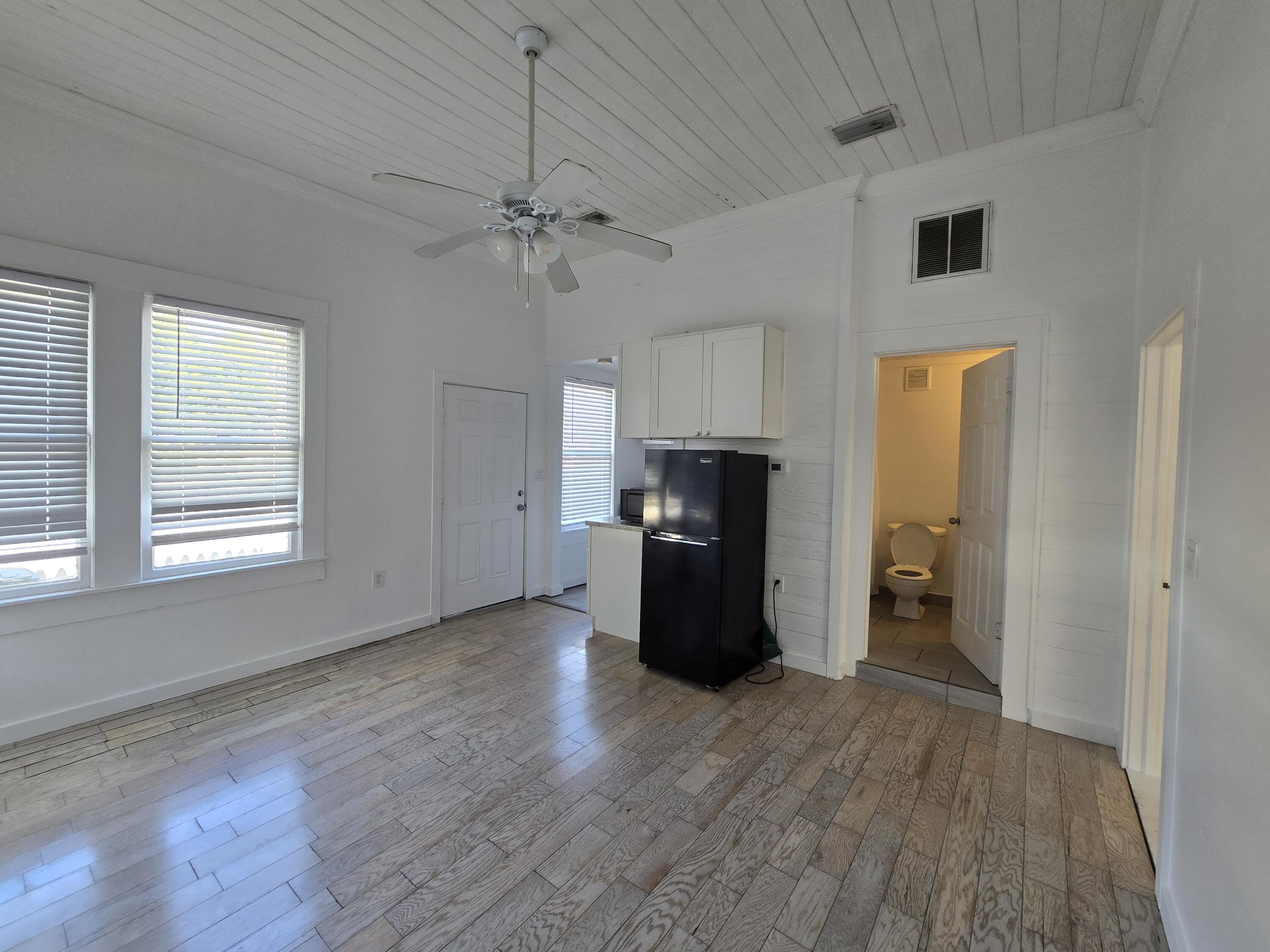 301 South 7th Street, Unit C Fort Pierce, FL 34950 - Photo 3 of 9 Living Room