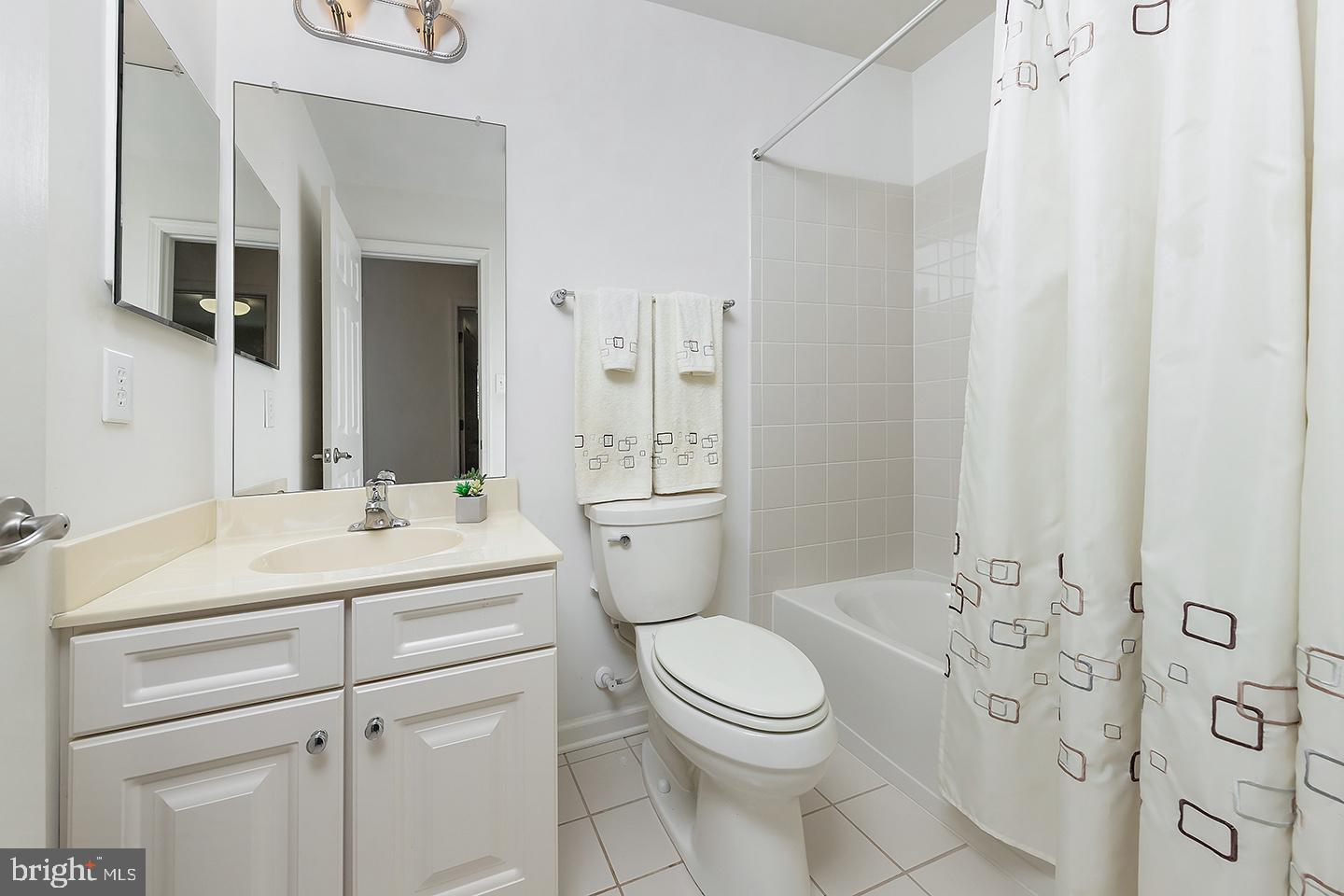 22 Hylton Road Swedesboro, NJ 08085 - Photo 17 of 30 Hall Bath with Tub/Shower