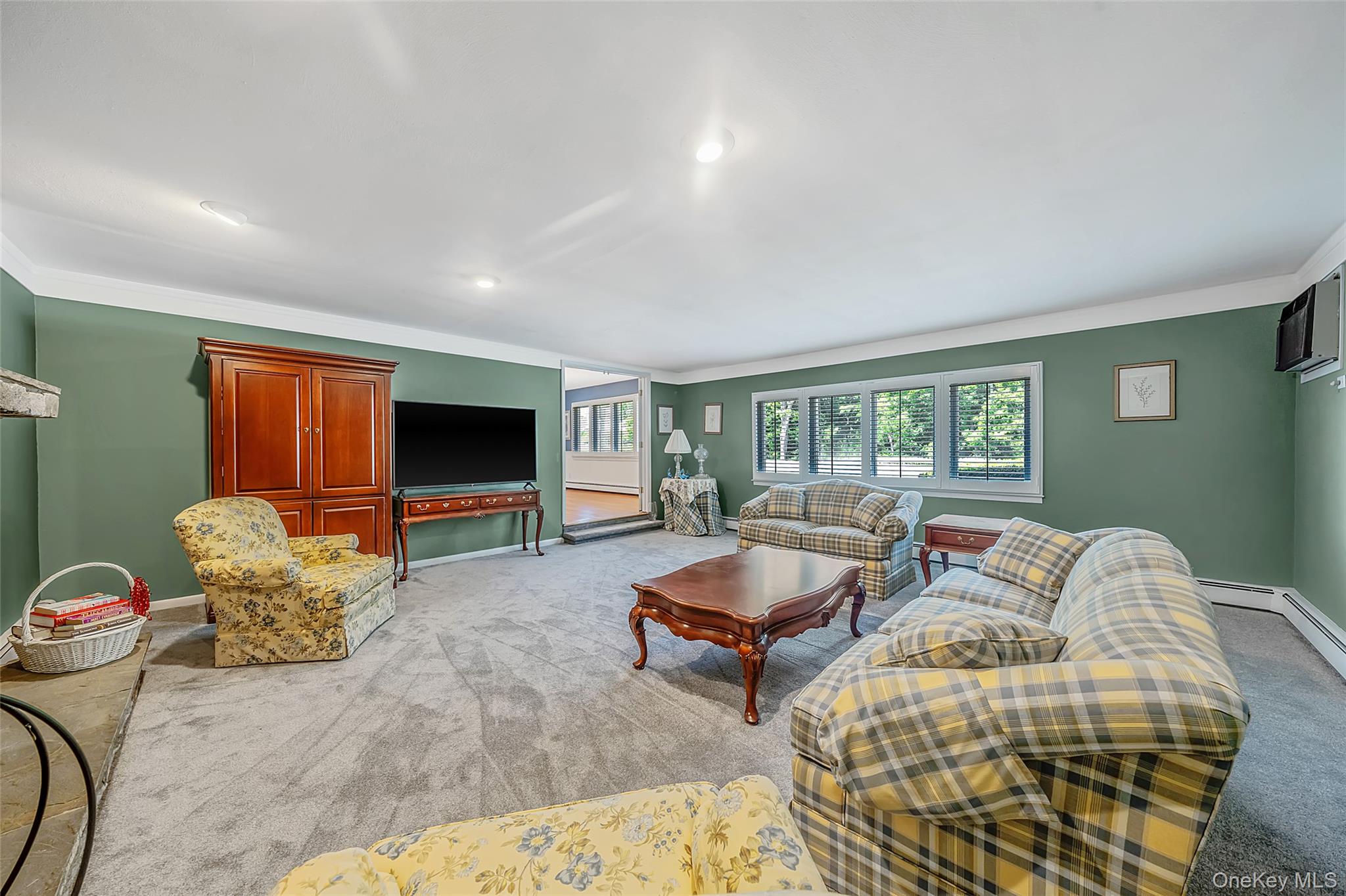 376 South Country Road East Patchogue, NY 11772 - Photo 15 of 36
