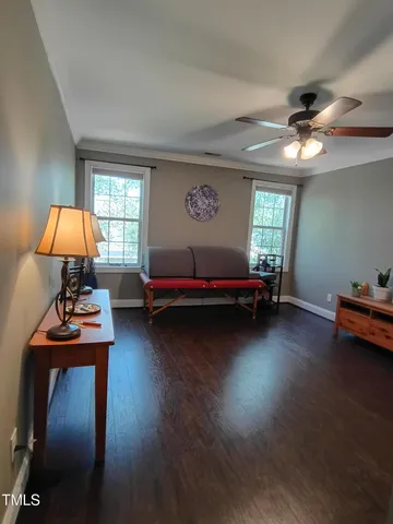 a view of a back yard