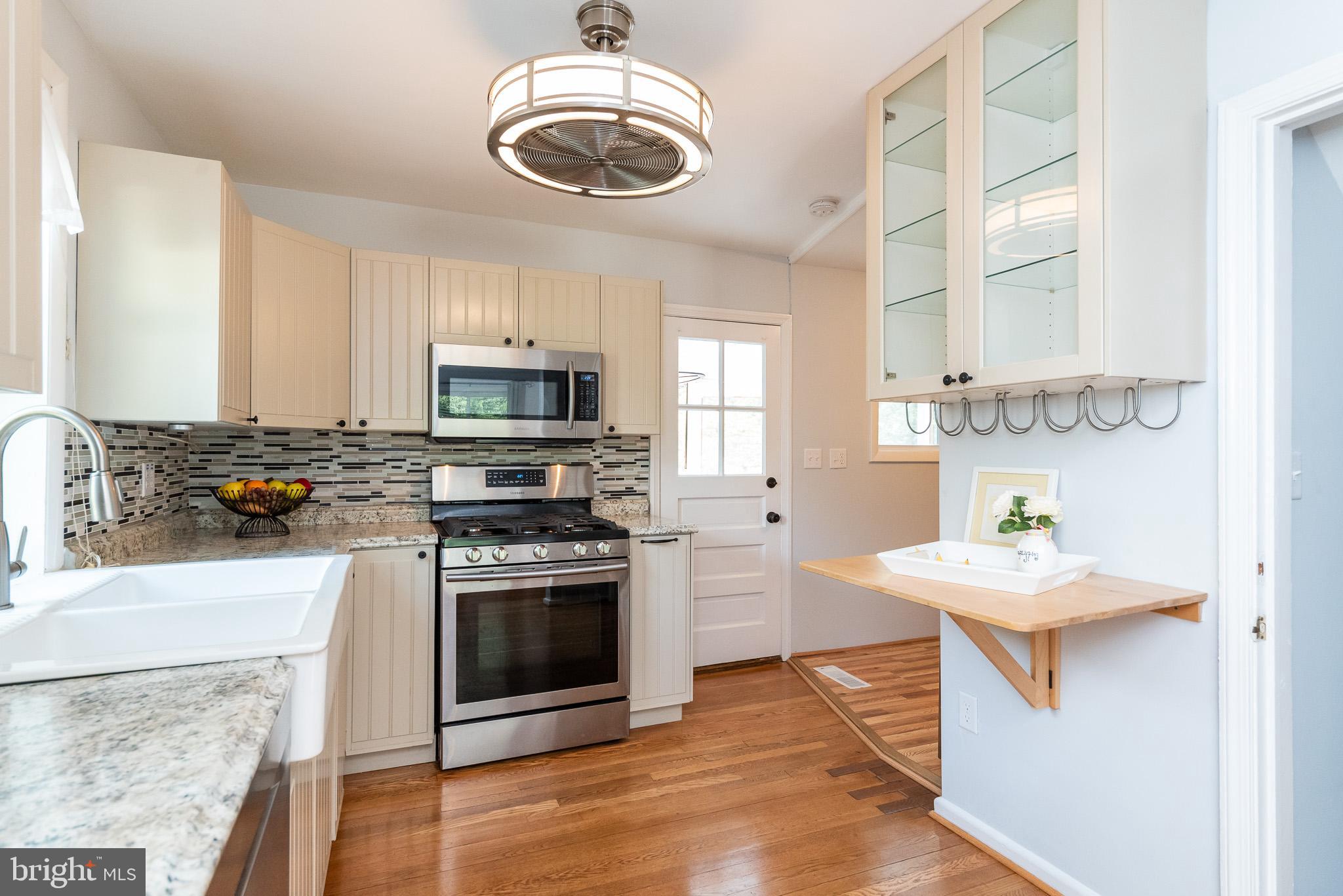 Newly Updated Kitchen w/SS Appliances