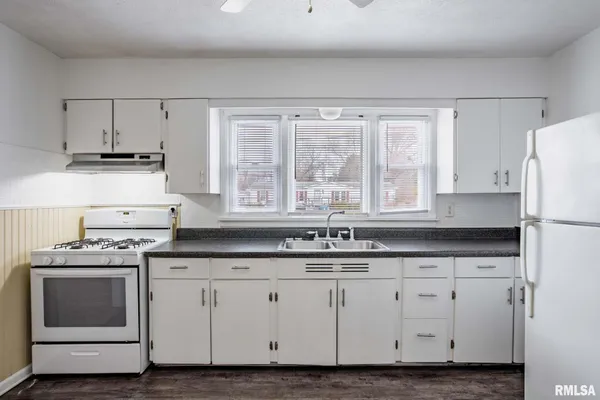 $129,900 | 107 East Vermont Street, Cambria, IL 62915