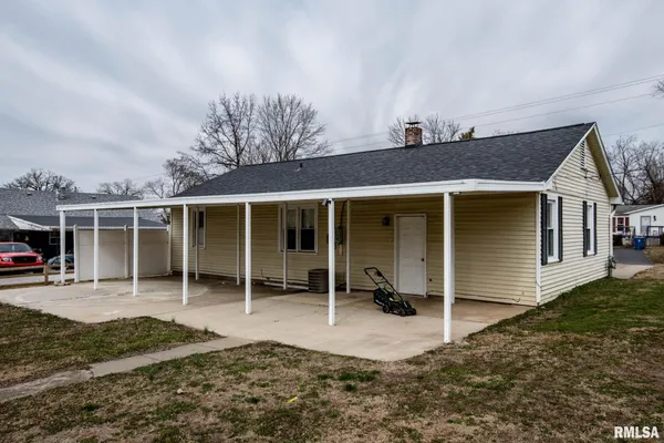 $129,900 | 107 East Vermont Street, Cambria, IL 62915