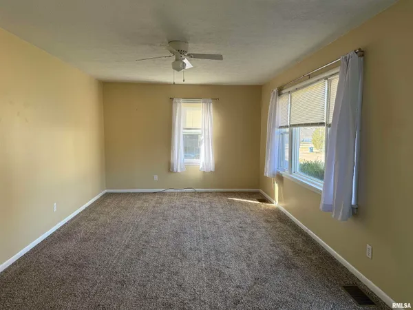 $129,900 | 107 East Vermont Street, Cambria, IL 62915