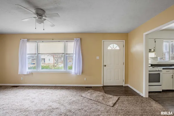 $129,900 | 107 East Vermont Street, Cambria, IL 62915