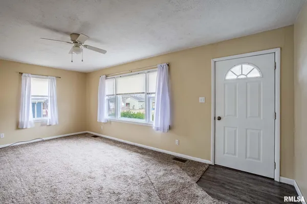 $129,900 | 107 East Vermont Street, Cambria, IL 62915