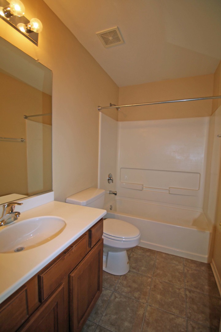 706 Thornbury Road, Unit 1124 Bartlett, IL 60103 - Photo 13 of 21