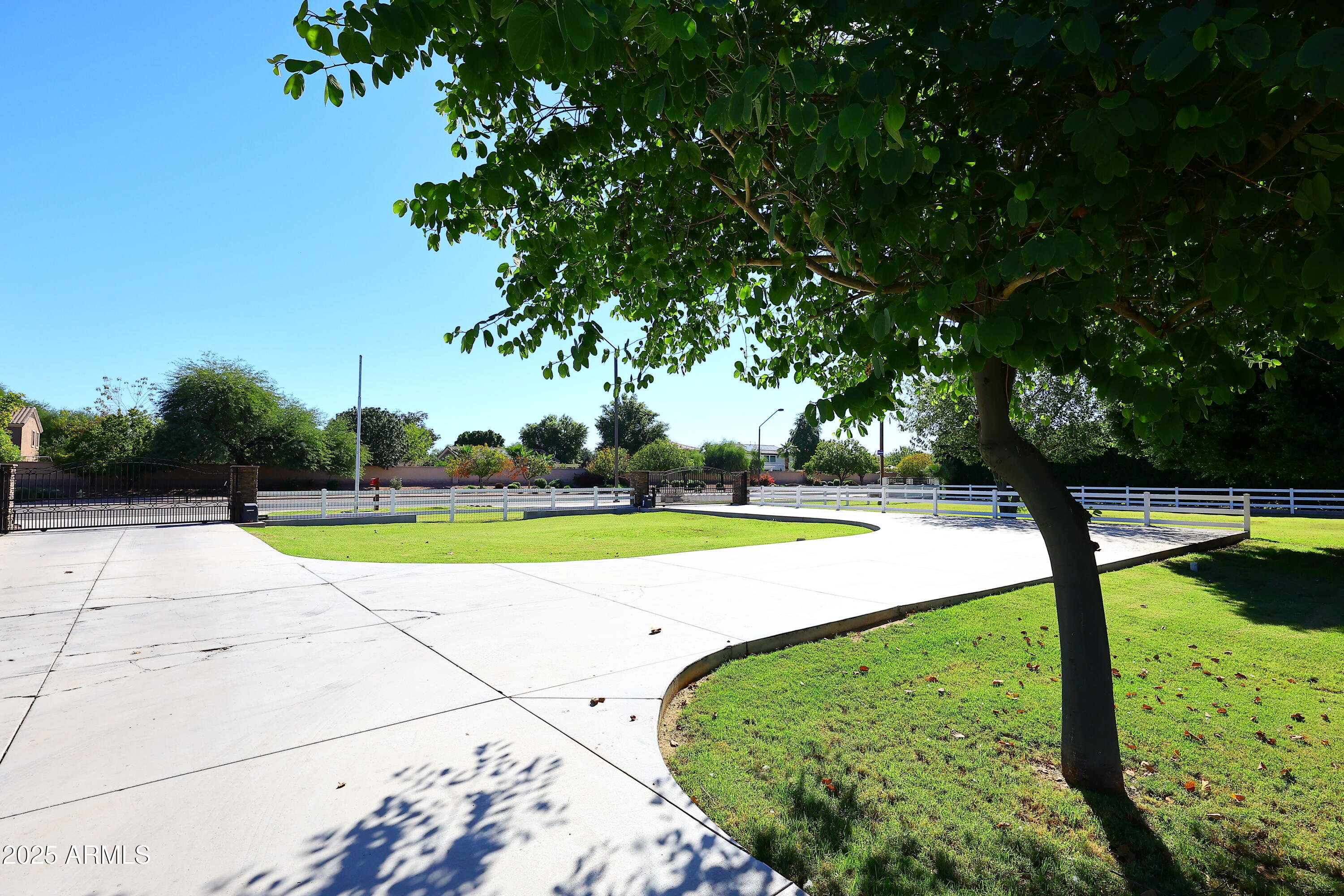 1810 South Lindsay Road Gilbert, AZ 85295 - Photo 19 of 80 Cicular Driveway