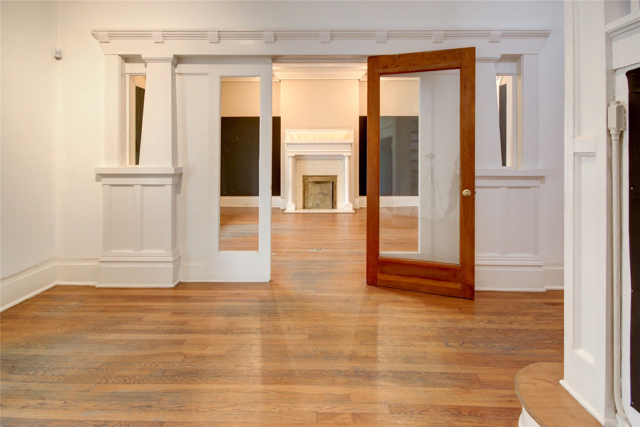 239 Westheimer Road Houston, TX 77006 - Photo 8 of 50 "The front door opens to a charming foyer adorned with elegant custom millwork and a fresh, modern color palette that sets a warm and inviting tone."