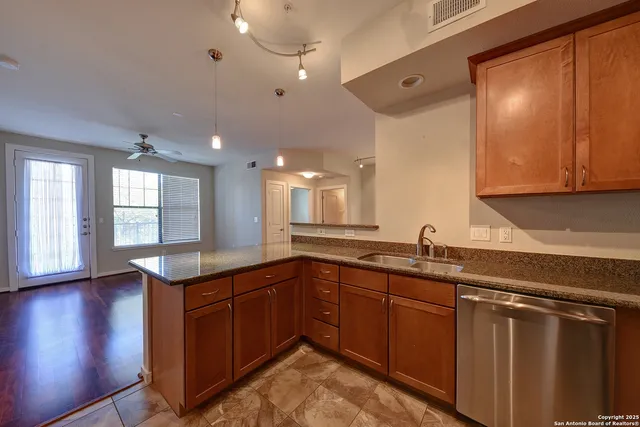 $1,450 | 7342 Oak Manor, Unit 7104, San Antonio, TX 78229