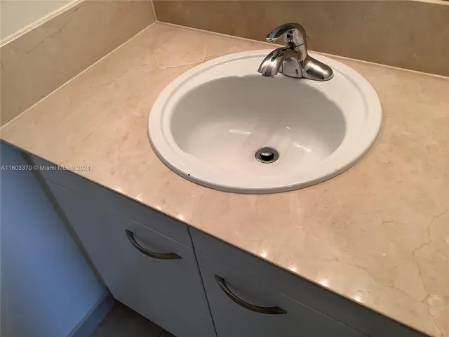 $4,000 | 2080 South Ocean Drive, Unit 905, Hallandale Beach, FL 33009