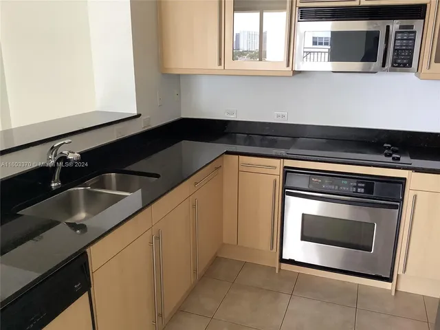 $4,000 | 2080 South Ocean Drive, Unit 905, Hallandale Beach, FL 33009