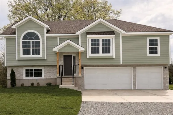 $385,000 | 319 Northeast 51st Road, Warrensburg, MO 64093