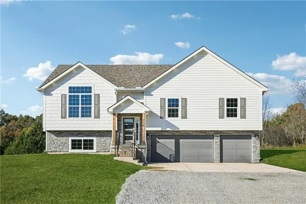 $385,000 | 319 Northeast 51st Road, Warrensburg, MO 64093