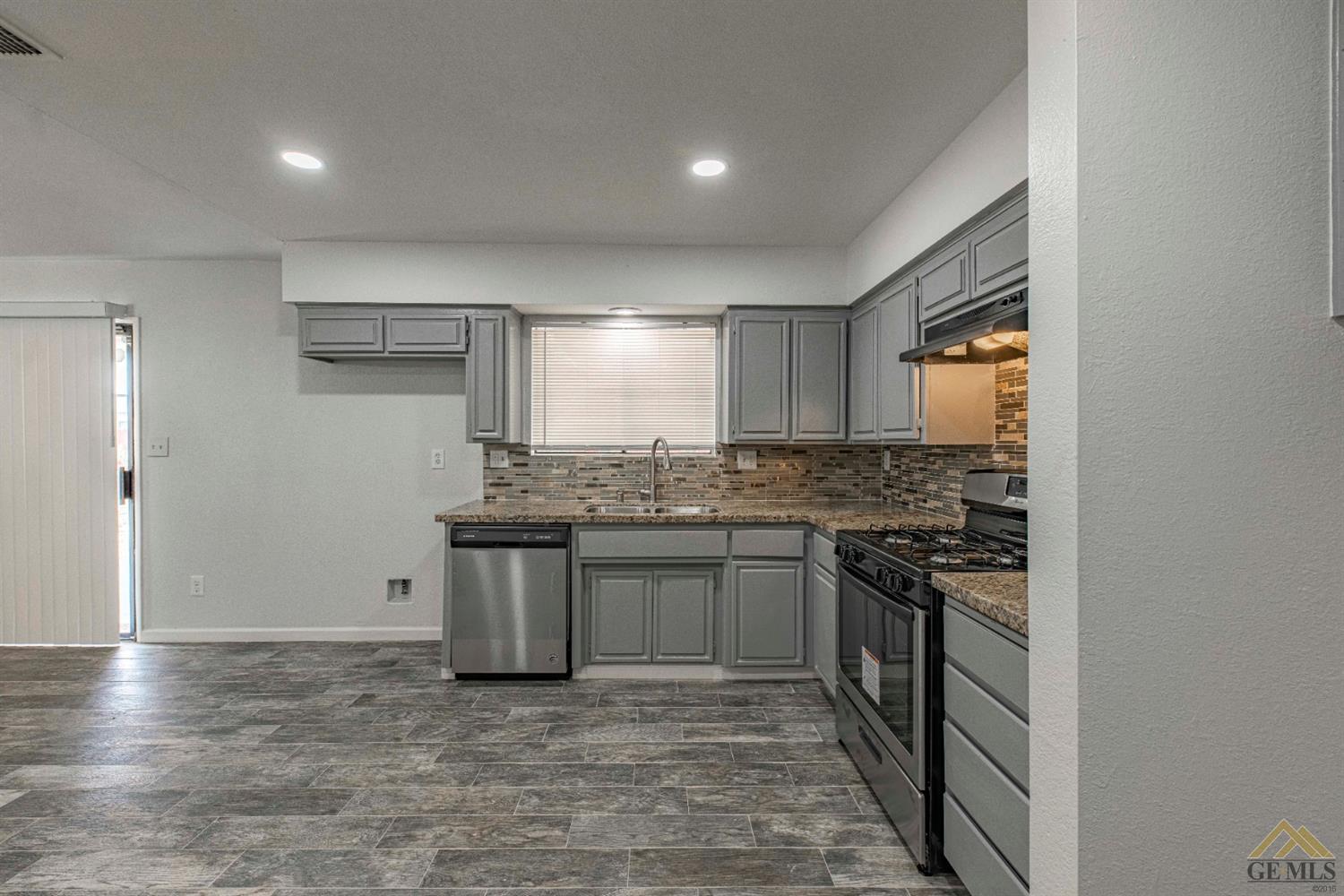 312 Rush Street Bakersfield, CA 93307 - Photo 6 of 40