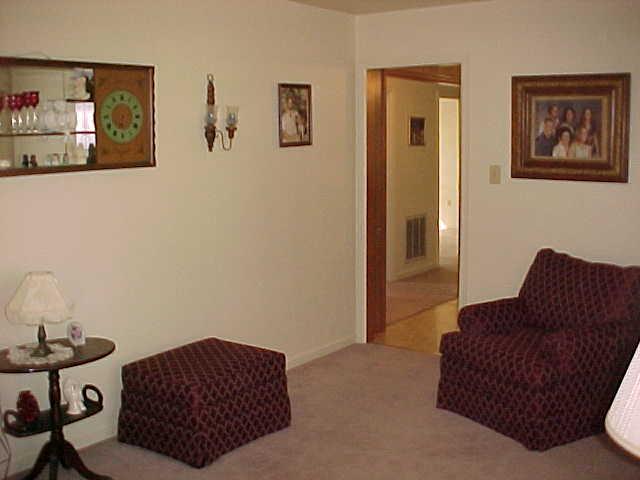 941 Estates Road Southeast Roanoke, VA 24014 - Photo 5 of 15 Living Room
