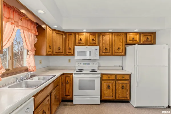 $425,000 | 220 South Pleasant Hill Road, East Peoria, IL 61611