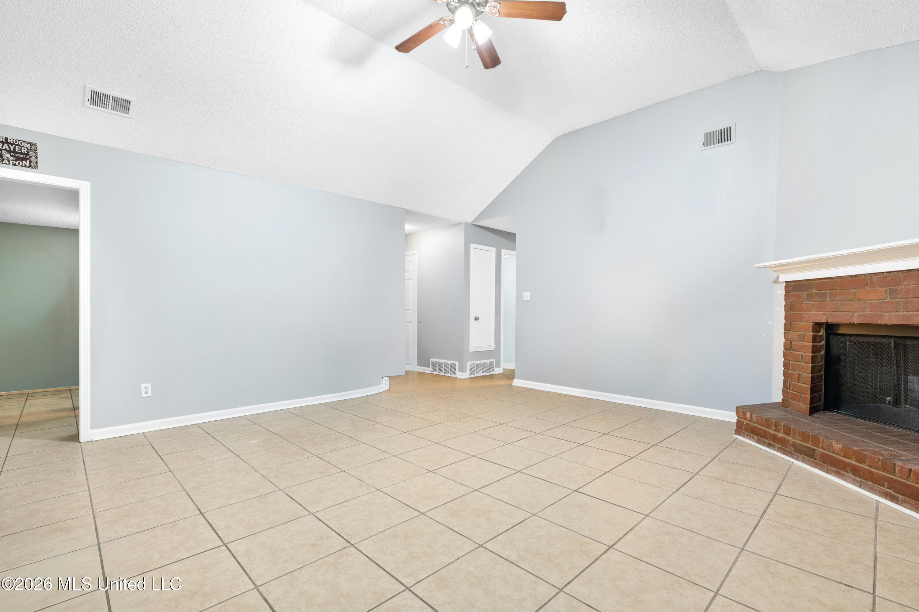 7340 Kingcrest Road Olive Branch, MS 38654 - Photo 6 of 29 Living Room