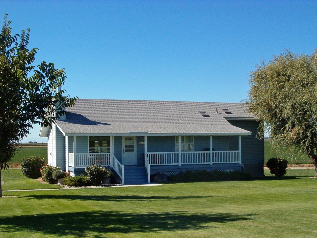 2510 Maple Grove Road Sunnyside, WA 98944 - Photo 1 of 9 a front view of a house with a yard
