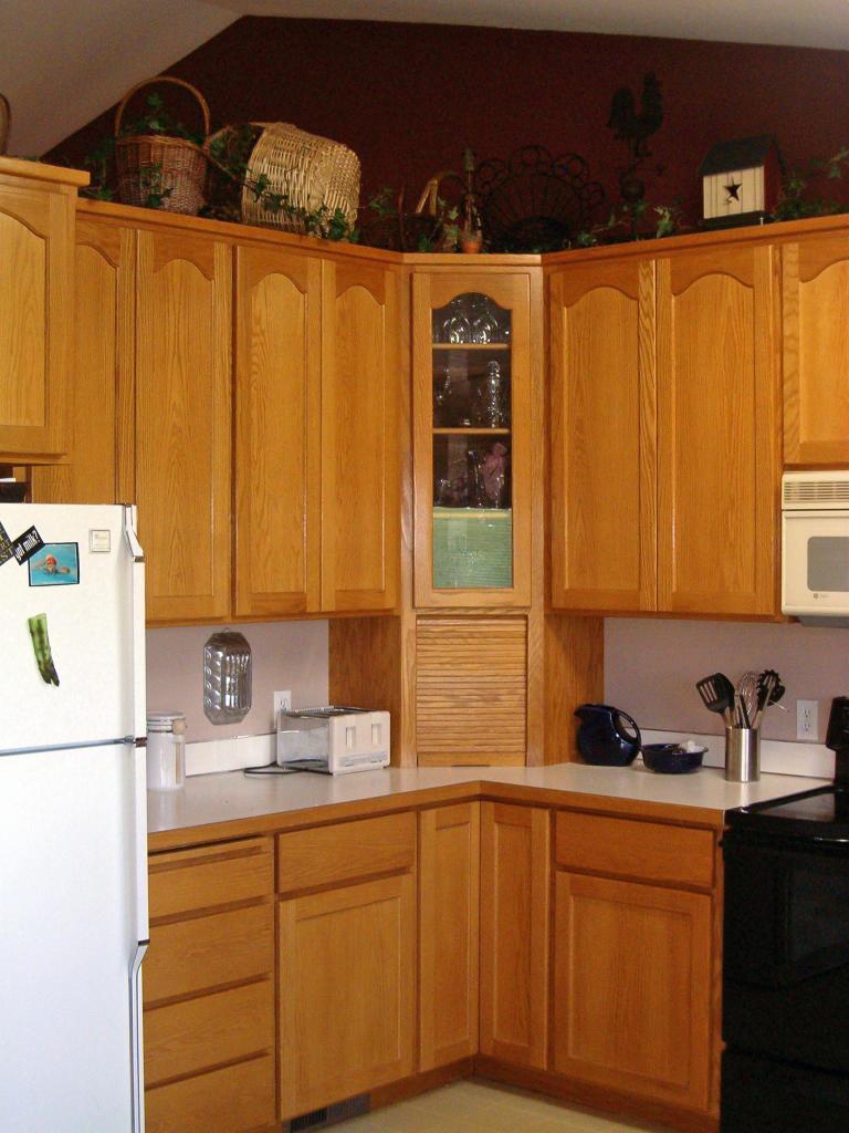 2510 Maple Grove Road Sunnyside, WA 98944 - Photo 2 of 9 a kitchen with stainless steel appliances a refrigerator and sink