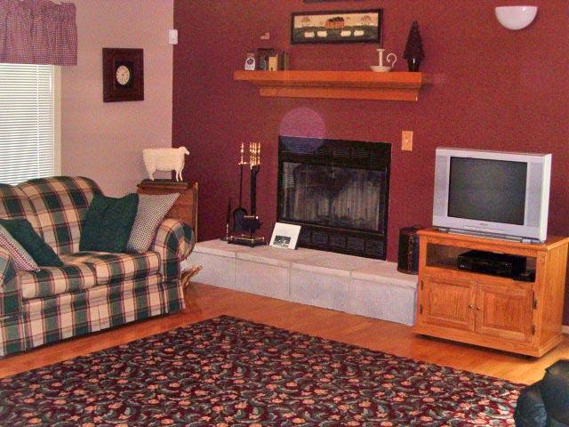 2510 Maple Grove Road Sunnyside, WA 98944 - Photo 6 of 9 a living room with furniture and a flat screen tv
