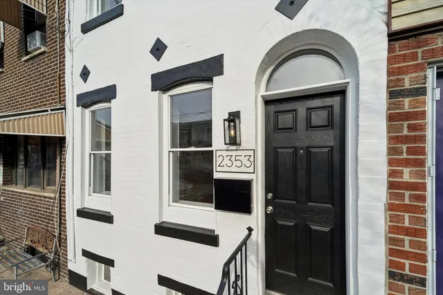 a building with a outdoor space