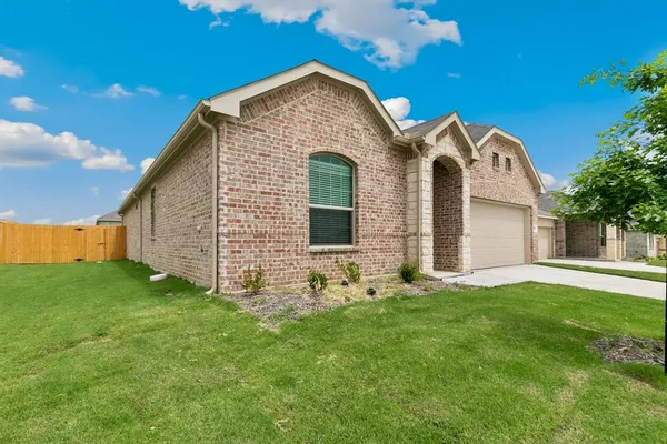 $2,470 | 952 Dustwood Drive, Fort Worth, TX 76052