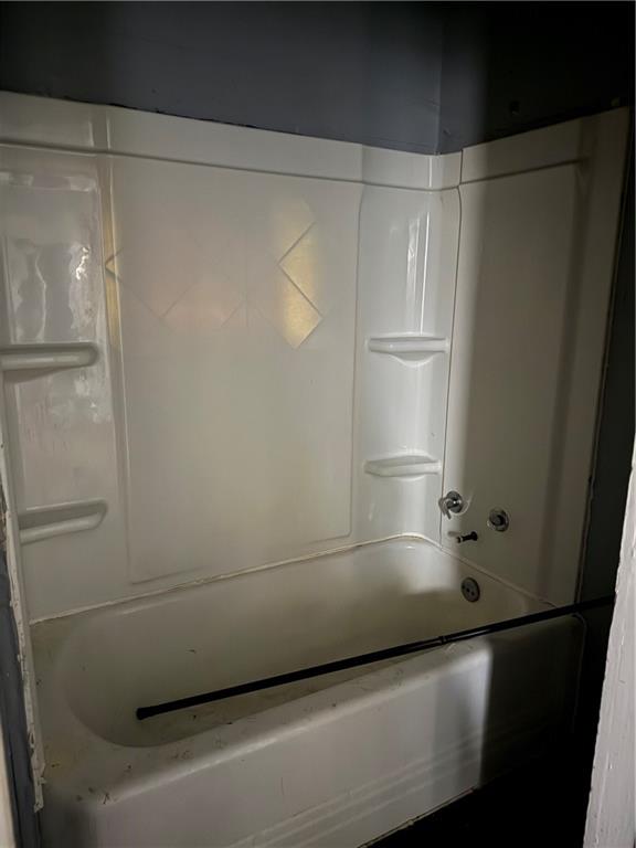 204 Cedar Avenue Sharon, PA 16146 - Photo 7 of 8 a bathroom with a bathtub