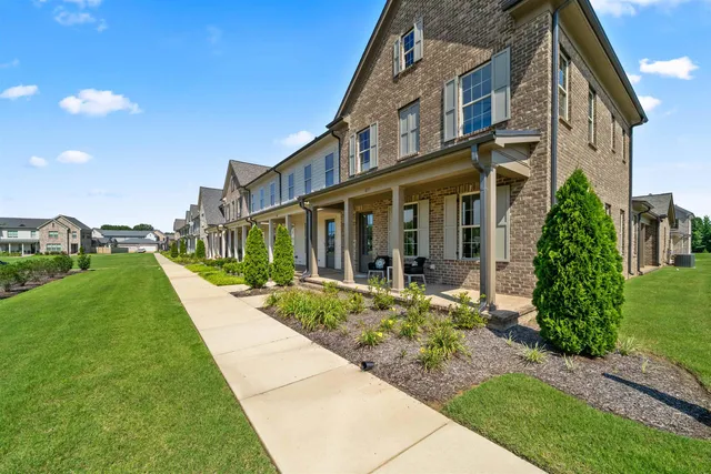 a view of a yard in front of house