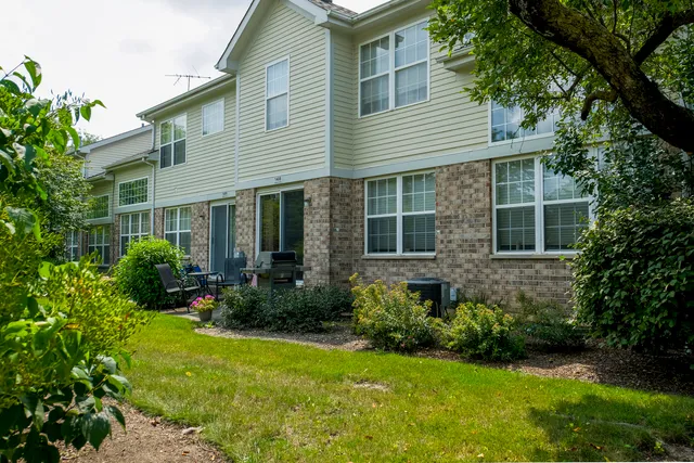 $369,900 | 1408 Welland Court, Roselle, IL 60172