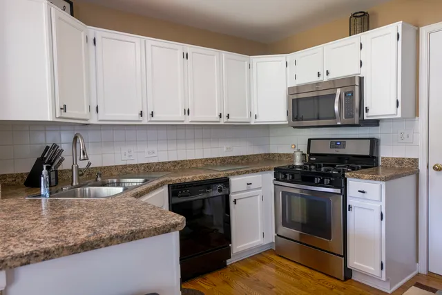 $369,900 | 1408 Welland Court, Roselle, IL 60172