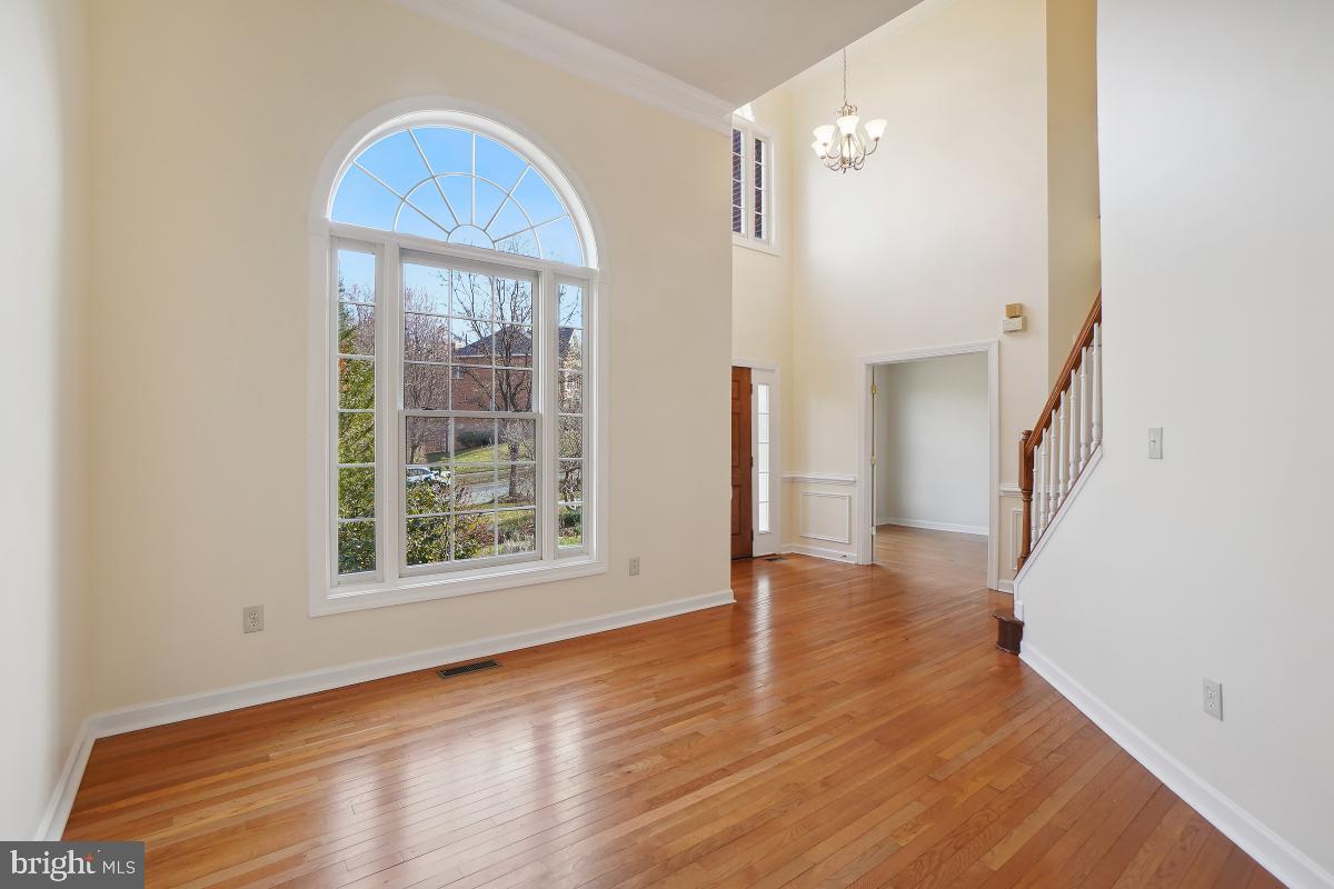 6 Hackett Court Poolesville, MD 20837 - Photo 4 of 53 Living Room