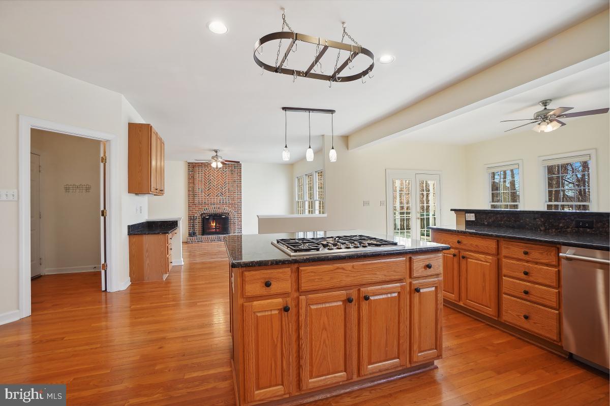 6 Hackett Court Poolesville, MD 20837 - Photo 10 of 53 Kitchen