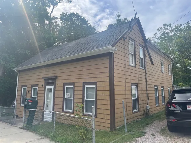 a view of a house with a yard