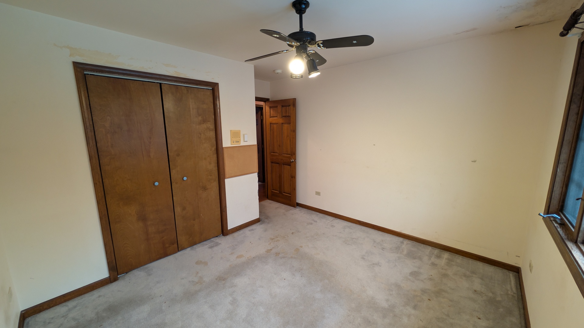 1102 O'Plaine Road Waukegan, IL 60085 - Photo 15 of 41 an empty room with closet and a chandelier fan