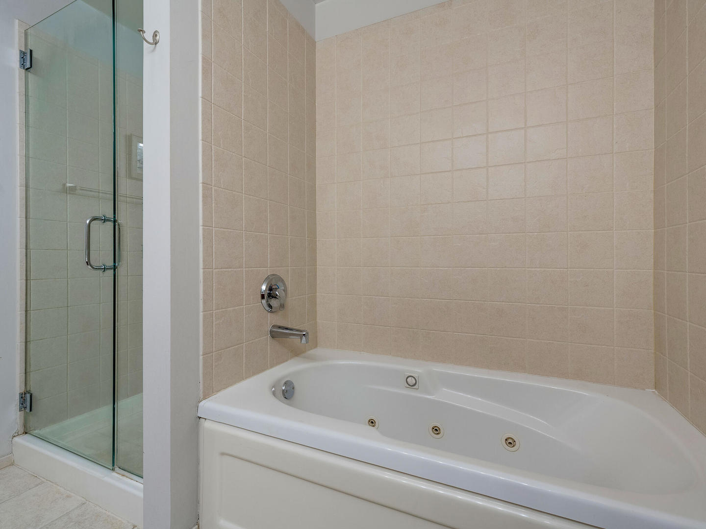 111 South Morgan Street, Unit 811 Chicago, IL 60607 - Photo 16 of 21 a bathroom with a bathtub