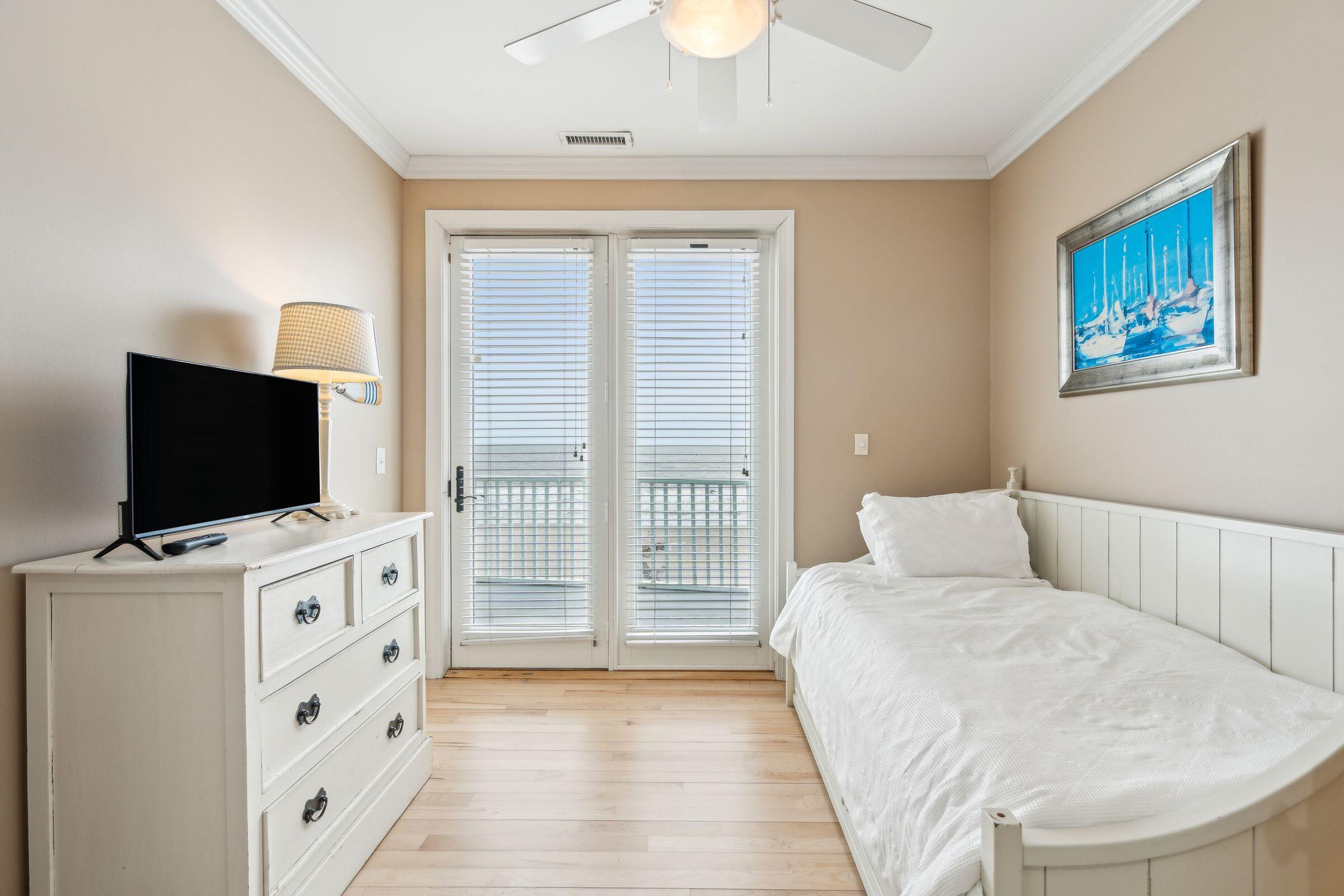 1699 East Ashley Avenue, Unit B Folly Beach, SC 29439 - Photo 44 of 85 36_1699EAshAve-KeenEyeMarketing-035