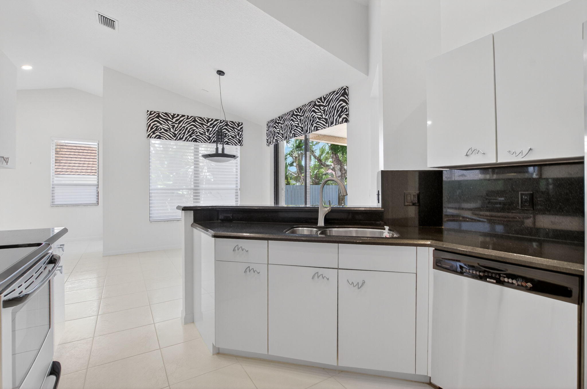 10028 Venezia Place Boca Raton, FL 33428 - Photo 9 of 40 17-web-or-mls-DSC_0407