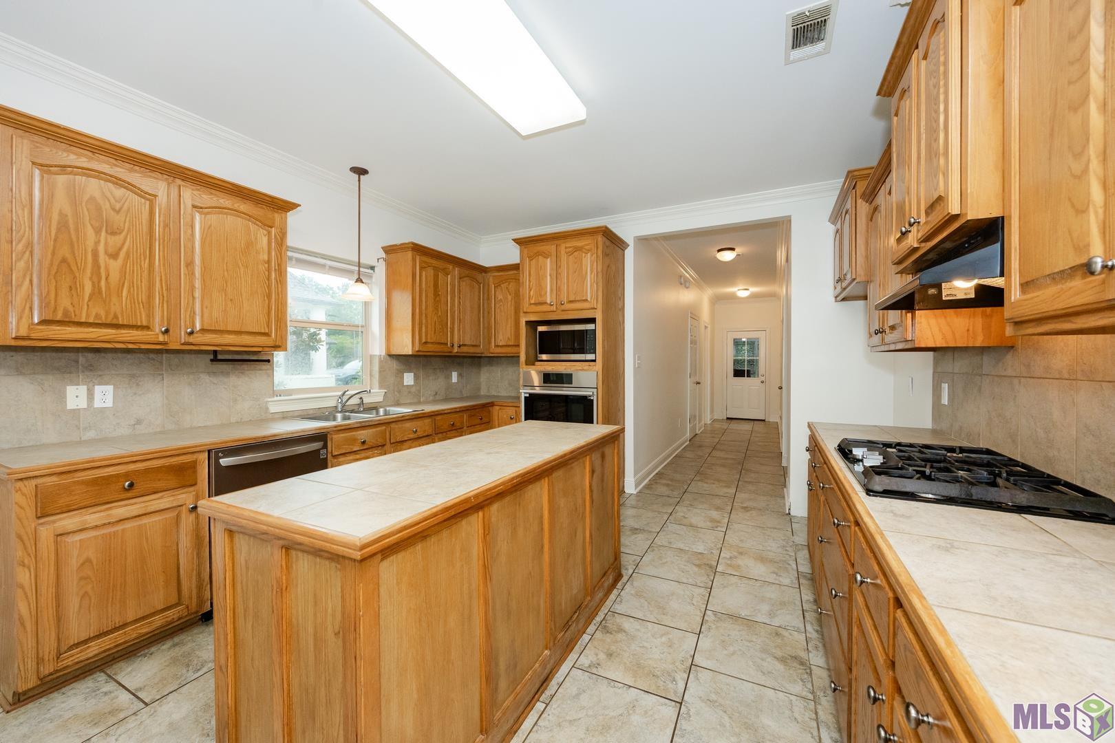 18249 Shadow Creek Avenue Baton Rouge, LA 70816 - Photo 9 of 37